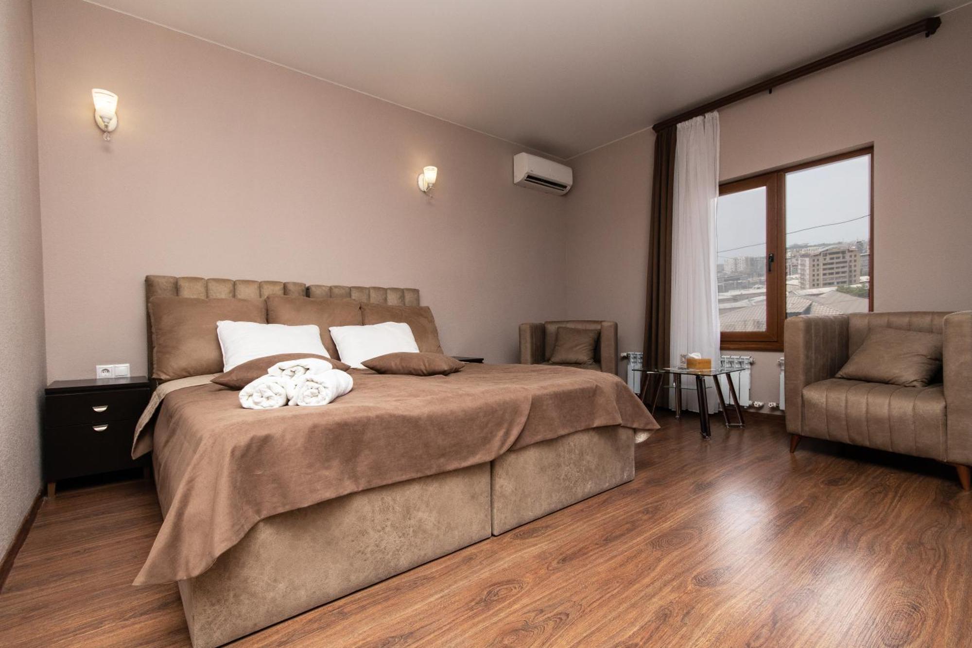 Hillside Guest House 예레반 외부 사진