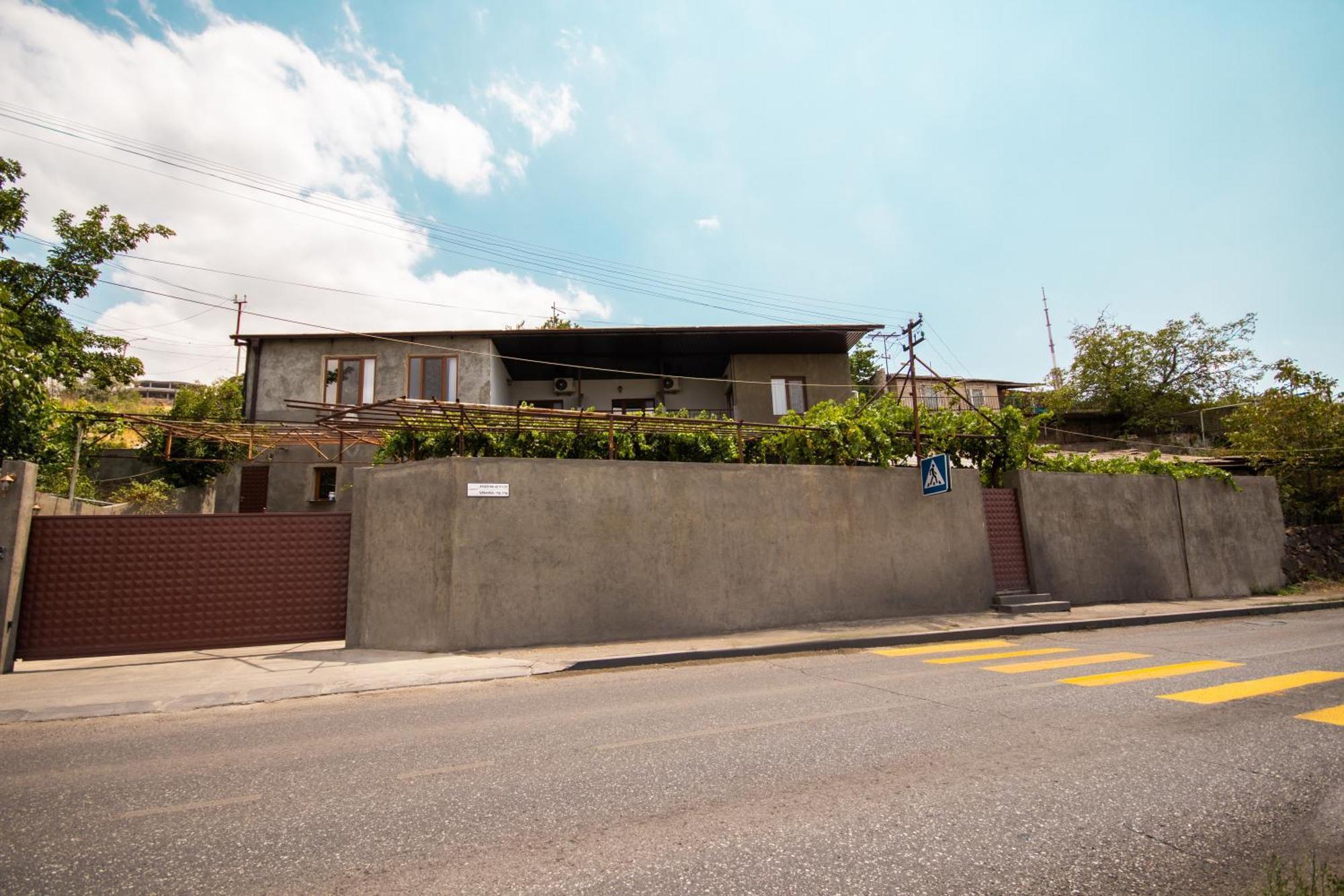 Hillside Guest House 예레반 외부 사진