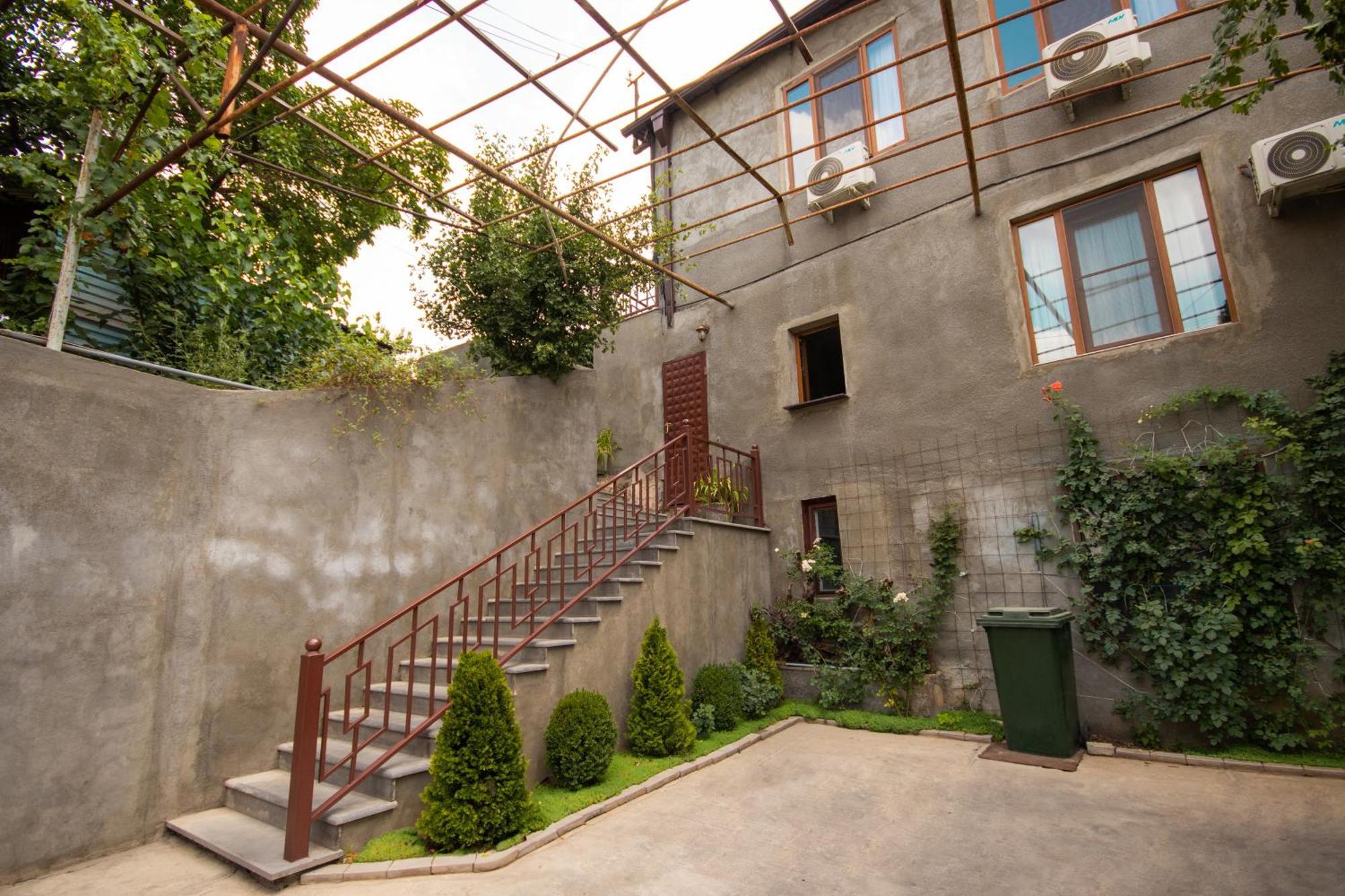 Hillside Guest House 예레반 외부 사진